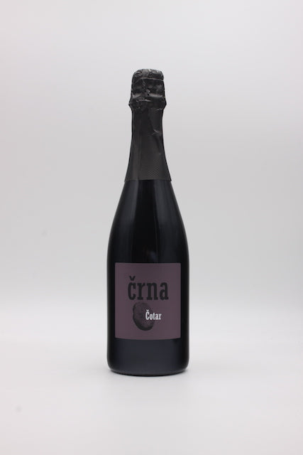 Der Črna von Čotar ist ein reinsortiger Teran-Spumante. Er hat die Power eines wichtigen Rotweins und die Frische und Lebendigkeit eines großen Schaumweins.