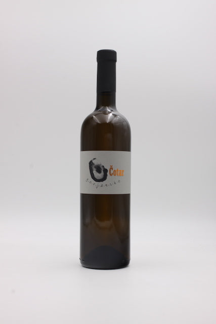 Neue Cuvée von Čotar. Protagonisten sind Vitovska und Malvazija, ihre beiden wichtigsten Rebsorten. Ungeschönt, ungefiltert, minimal geschwefelt.