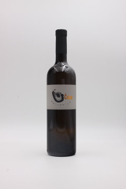 Malvazija istriana, mit Butz und Stingl vergoren. Gelbfruchtig, saftig, druckvoll und salzig. Zieht dynamisch und geradlinig seine Bahn in Richtung Gaumen.