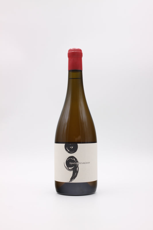 Gewürztraminer von Semicolon, auf der Maische vergoren und im gebrauchten Holzfass ausgebaut. Aromatisch, druckvoll, mit Power und Charakter.