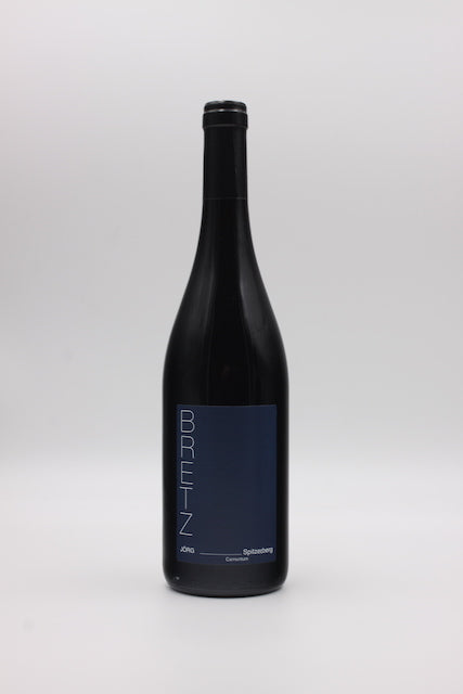 Blaufränkisch zwischen Trockenrasen und Felssteppen. Über Jahre in Fass und Flasche gereift. Muskulös, saftig und geradlinig. Warme Aromen, dichte Textur.