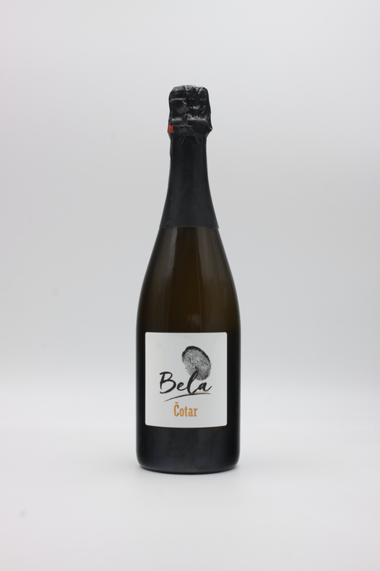 Der Bela von Čotar ist ein Schaumwein der etwas anderen Art. Mazeriert, ungeschwefelt, animierend, dynamisch, intensiv und profund.