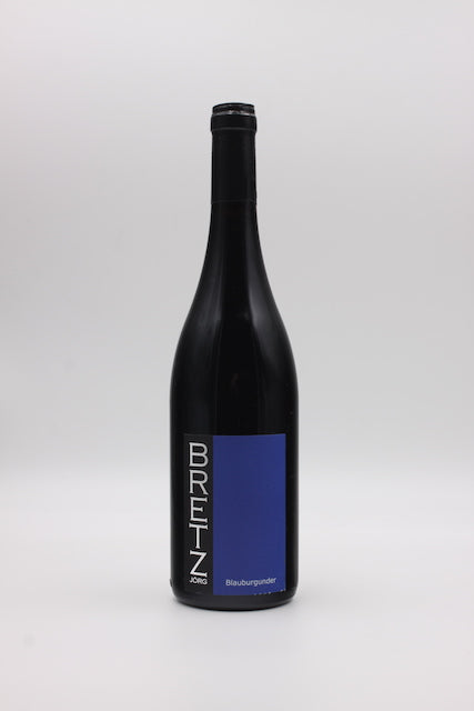Jörg Bretz Blauburgunder, mit Ruhe und Geduld vinifiziert. Kühl, elegant, subtil, erdig, rotfruchtig und trotz seines reifen Alters lebhaft und dynamisch.