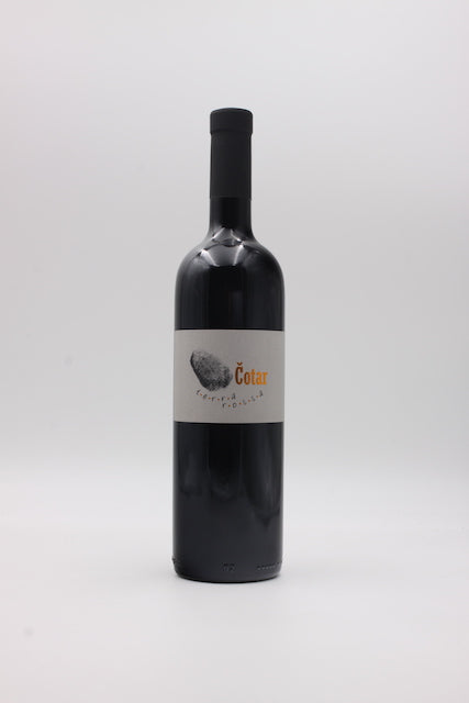 Perfekt ausgewogene Cuvée von Branko & Vasja Čotar, in der Teran von Cabernet Sauvignon und Merlot begleitet wird. 10 Jahre gereift.