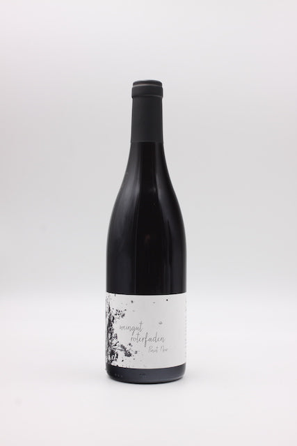 roterfaden Pinot Noir: Kühle Frucht, feiner Gerbstoff, leichtfüßig und spielerisch - mehr Pinot noir als Spätburgunder 