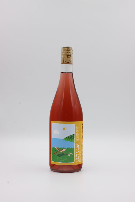Ungarisch ganz easy. Rosza heißt einfach nur rosa. Der Rest? Rote Fruchtaromen, vitale Säure, eine animierende Textur, wenig Alkohol und viel Trinkfluss.