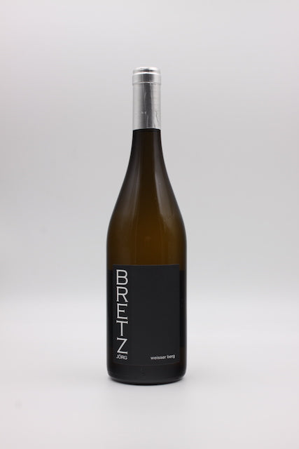 Cuvée aus Grüner Veltliner und Weißburgunder. Von den nördlichen Ufern des Neusiedlersees. Gelbfruchtig. Mineralisch und elegant. Harmonisch.